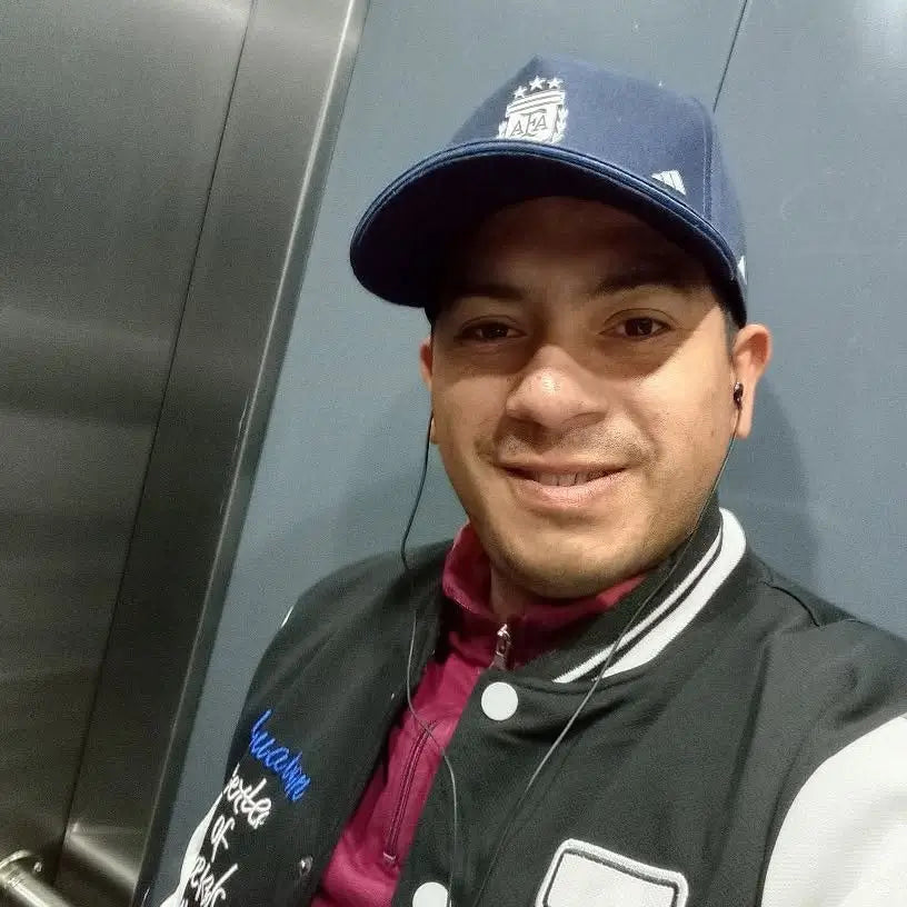 <em>Carlos Tapia</em>